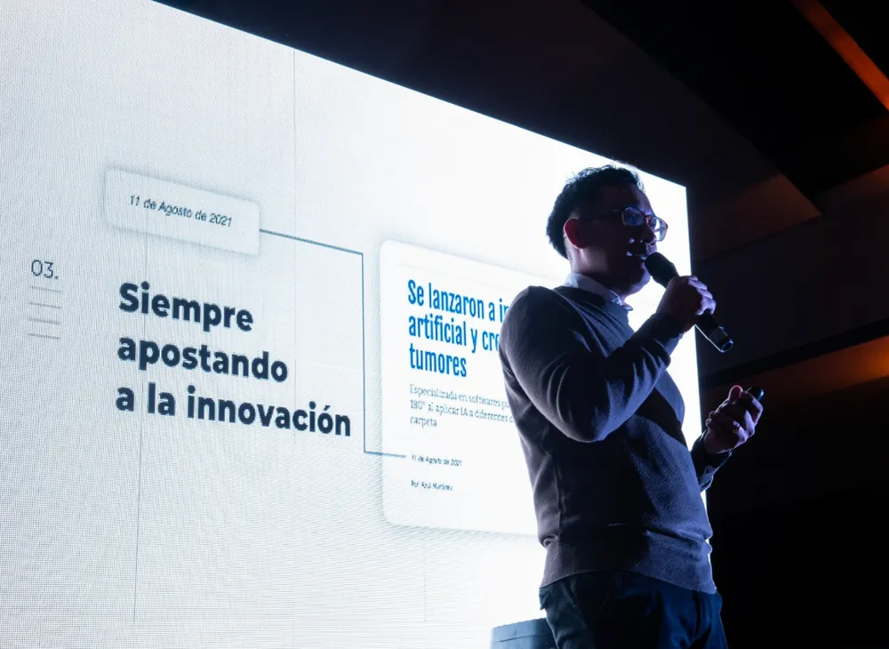 Harald Valdivieso, fundador de WAIA, dando una charla sobre automatización e IA