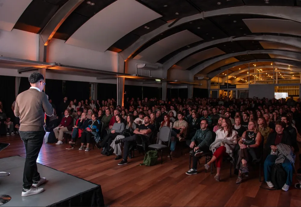 Harald Valdivieso dando una charla sobre automatización frente a un auditorio completo